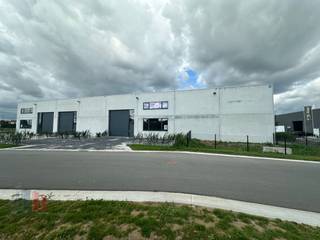 Nieuwbouw KMO-unit met een oppervlakte van 215 m²  en 2 privatieve parkeerplaatsen te koop op een terrein van 334 m² langs de Olekenbosstraat,...