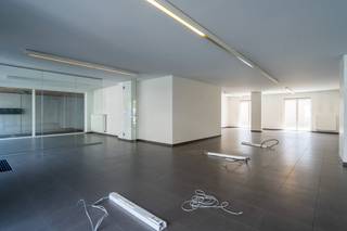Deze instapklare handelsruimte van 145 m² is centraal gelegen in Deinze en biedt een uitstekende zichtbaarheid. Ideaal voor kantooractiviteiten,...