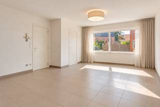 <p>Op zoek naar een <strong>comfortabel en energiezuinig appartement met buitenruimte</strong>, pal in het centrum van Wechelderzande? </p><p>Dit ruime gelijkvloerse appartement combineert een praktische indeling met <strong>2 volwaardige slaapkamers, een eigen tuin, terras én individuele garage(verplicht aan te kopen aan 23.000 euro)</strong>.</p><p>Een belangrijke extra troef is het energiezuinige karakter van het appartement. <strong>Recent werd een volledig nieuwe warmtepomp geïnstalleerd</strong>, waardoor het appartement vandaag beschikt over een <strong>EPC-label B</strong>. Een mooie meerwaarde die niet alleen zorgt voor hedendaags wooncomfort, maar ook voor een lager energieverbruik en een toekomstgerichte woning.</p><p>Via de inkomhal bereik je de <strong>ruime en lichtrijke woonkamer</strong>, met aansluitend een afzonderlijke, volledig ingerichte keuken voorzien van elektrisch kookvuur, dampkap, oven, koelkast.</p><p>Verder beschikt het appartement over <strong>twee ruime slaapkamers</strong>, een badkamer met ligbad en dubbele wastafel in meubel en een praktische afzonderlijke was- en bergruimte.</p><p>Ook buiten heeft dit appartement heel wat te bieden. Aan de achterzijde bevindt zich een <strong>privé terras met aansluitende individuele tuin</strong>: een fijne plek om rustig buiten te zitten, te ontspannen of gezellig te tafelen.</p><p>De <strong>bovengrondse individuele garage</strong> maakt het plaatje compleet en biedt niet alleen parkeergemak, maar ook bijkomende opslagruimte.</p><p>·Recent geïnstalleerde <strong>warmtepomp</strong></p><p>·<strong>Energiezuinig – EPC-label B</strong></p><p>·Gelijkvloers wonen</p><p>·Ruime en lichtrijke leefruimte</p><p>·<strong>2 volwaardige slaapkamers</strong></p><p>·Privé terras én <strong>eigen tuin</strong></p><p>·Afzonderlijke was- en bergruimte</p><p>·<strong>Individuele garage verplicht aan te kopen aan 23.000 euro</strong></p><p>·Centrale ligging in Wechelderzande</p><p>Om een zo volledig mogelijk beeld te geven, wordt het appartement <strong>niet alleen voorgesteld aan de hand van actuele, bewerkte foto’s, maar ook met sfeervolle renders en interieurvisualisaties</strong>.</p><p>Deze visualisaties tonen hoe de ruimtes met een hedendaagse inrichting optimaal tot hun recht kunnen komen en laten je meteen het <strong>volledige potentieel van het appartement</strong> ontdekken.</p><p><strong>Plan vandaag nog je bezoek en ontdek zelf de ruimte, het comfort en de mogelijkheden van dit appartement.</strong></p>