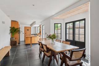 <p>TE KOOP: Knap gerenoveerde woning met 3 à 4 SLK op een perceel van 795 m²!<br /><br />Deze ruime gezinswoning werd de voorbije jaren grondig gerenoveerd met oog voor comfort, kwaliteit en energiezuinigheid (dankzij de uitgevoerde werken: zonnepanelen, isolatie, hoogrendementsbeglazing en centrale verwarming).<br /><br />Gelegen op een mooi perceel van 795 m² geniet u hier van rust, ruimte en een volledig omheinde tuin met tal van mogelijkheden.<br /><br />INDELING: Via de inkomhal bereikt u de ruime leefruimte aan de voorzijde van de woning. Centraal bevinden zich de trap, een apart toilet en de toegang tot de kelder. Verder beschikt de woning over een gezellige zithoek en een open keuken met hoogwaardige toestellen en kwalitatieve afwerking.<br />Aansluitend bevindt zich een praktische sas met toegang naar buiten en voorzieningen voor een wasmachine en droogkast. Op het gelijkvloers is bovendien een stijlvolle badkamer aanwezig, uitgerust met douche, ligbad, toilet en wastafel. Op de eerste verdieping bevinden zich een zeer ruime slaapkamer, een douchekamer met toilet en 2 slaapkamers. Via een vaste trap bereikt u de afgewerkte zolderverdieping, die als masterbedroom kan worden ingericht.<br /><br />Buiten geniet u van een volledig omheinde tuin met onder meer twee zeer ruime carports, een weide en een vijver.<br /><br />Troeven:<br />- grondig gerenoveerde woning<br />- volledig afgewerkte zolderverdieping<br />- zonnepanelen en energiezuinige verbeteringen<br />- conforme elektrische keuring<br />- twee ruime carports<br />- volledig omheinde tuin met weide en vijver<br /><br />Voor wie is dit ideaal?<br />Ideaal voor gezinnen of thuiswerkers die op zoek zijn naar een ruime, instapklare woning met meerdere slaapkamers, een bureau en een grote tuin. Dankzij de recente renovaties geniet u bovendien van hedendaags wooncomfort en een energiezuinige woonst.<br /><br />Te koop via Immo Beguin, jouw vastgoedexpert sinds 2009, met kantoren in Ronse, Waregem, Kortrijk, Deinze, Doornik en Lessines.<br /><br />Bezoek na afspraak via: charlotte@immobeguin.be</p>