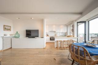TE HUUR: Mooi gemeubeld appartement op de Kustlaan met prachtig zichtIndeling: inkomhal met gastentoilet en vestiaire, zuidgerichte woonkamer met...