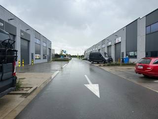<strong>Nieuwe KMO-Unit te huur met een oppervlakte van 213 m2 gelegen aan de Bietenweg in Tienen met een prima verbinding naar de E40. <br /></strong><br />Bent u op zoek naar opslagruimte of een nieuwe werkplaats?<br /><br />De huurprijs is 1293 euro excl BTW per maand en 540 euro excl BTW voor de gemeenschappelijke kosten.<br /><br />Beschikbaar vanaf 1 september 2026.<br /><br />Contacteer ons per mail naar info@immogve.be of bel 016 56 56 14