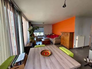 <p><strong>Instapklaar gelijkvloers appartement met zonnig terras en privatieve tuin</strong><br />Op zoek naar een instapklaar appartement waar comfort, licht en een aangename buitenruimte samenkomen? Dan is dit verzorgde gelijkvloerse appartement in een recente residentie in Sint-Agatha-Berchem beslist een bezoek waard.<br />Het appartement beschikt over een ruime en lichtrijke leefruimte met grote raampartijen die uitgeven op het zonnige terras en de privatieve tuin, waardoor binnen en buiten naadloos in elkaar overvloeien. De open, volledig ingerichte keuken sluit perfect aan bij de leefruimte en biedt alle hedendaagse comfort.<br />Verder omvat het appartement twee volwaardige slaapkamers, een stijlvolle badkamer met ligbad en dubbele wastafel, een afzonderlijk gastentoilet en een praktische berging.<br />De privatieve tuin met terras vormt een absolute meerwaarde en biedt de ideale plek om in alle rust te genieten van een ontbijt in de ochtendzon, een barbecue met vrienden of een ontspannen avond in het groen.<br />Gelegen in een rustige, residentiële buurt, op wandelafstand van winkels, scholen en openbaar vervoer, met een vlotte verbinding naar de Brusselse Ring en het centrum van Brussel.<br />Troeven<br />Instapklaar appartement<br />Gelijkvloerse ligging<br />2 volwaardige slaapkamers<br />Lichtrijke leefruimte<br />Open, volledig ingerichte keuken<br />Privatief terras en tuin (ca. 17 m²)<br />Praktische berging<br />Rustige ligging nabij winkels, scholen en openbaar vervoer<br />Ideaal als eigen woonst of investering<br /> </p>