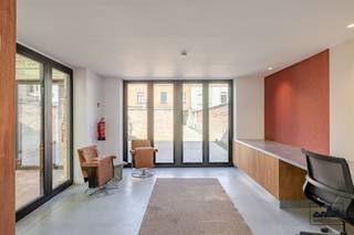 Bent u op zoek naar een uniek magazijn gecombineerd met een stijlvolle kantoorruimte? Dan is deze locatie zeker een bezoek waard!Bij aankoop van dit...