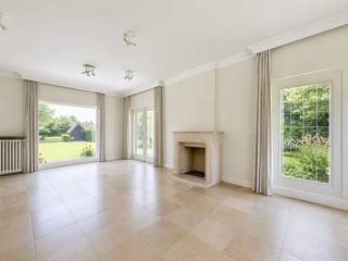 Deze charmante en zongerichte villa geniet van een bijzonder rustige ligging, op slechts enkele minuten wandelen van het centrum van Koksijde. De woning is gelegen op een prachtig en royaal perceel van maar liefst 1.448 m², waardoor u geniet van een uitzonderlijk gevoel van ruimte. Dankzij het ruime perceel, de rustige omgeving en de uitstekende ligging beschikt deze villa over bijzonder veel potentieel. Mogelijkheid tot aankoop van aanpalend perceel bouwgrond van 800m² (448.000 euro).  Ref. K-76