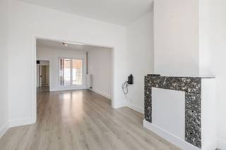 In het hart van Nieuwkerken, pal tegenover de supermarkt en op wandelafstand van de dorpskern, bevindt zich deze aangename woning met tal van...