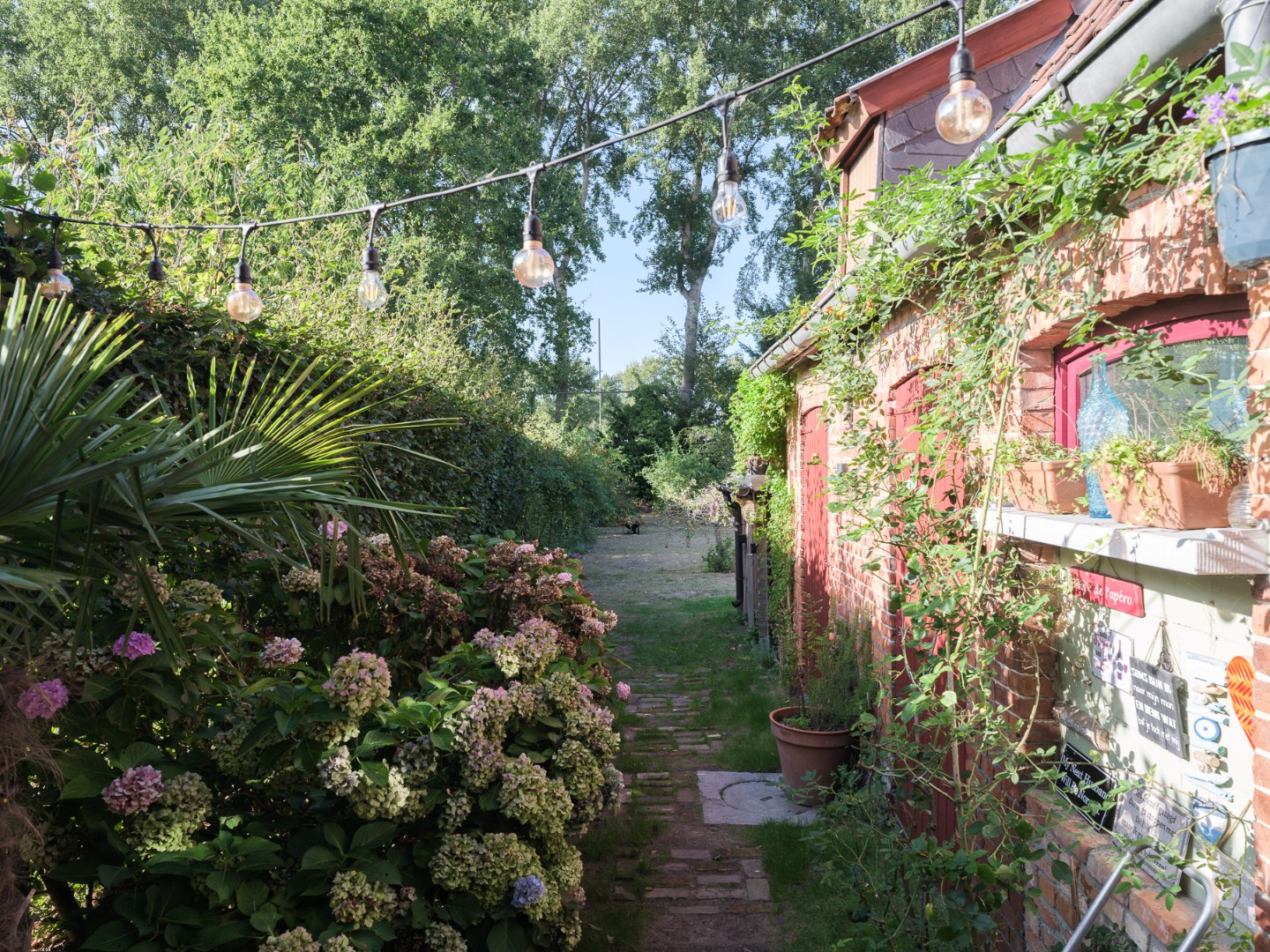 Turnkey home with abundant light and beautiful garden - photo 4
