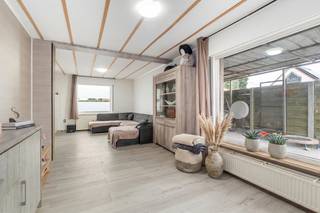 [[ DIT PAND NEEMT DEEL AAN DE ERA OPEN HUIZEN DAG OP 19/9 VAN 16:00 TOT 17:00 ]]
<p><strong>Ligging &amp;amp; indeling</strong><br />Deze topper, gelegen aan de Assenedesteenweg 287 in Zelzate, biedt een mooie combinatie van comfort en mogelijkheden. U wordt verwelkomd in een ruime inkomhal die toegang biedt tot de woonkamer, waar heel wat mogelijkheden zijn om de woning naar eigen smaak en behoeften in te richten.</p>

<p>Centraal in de woning bevindt zich de keuken, uitgerust met de nodige toestellen. Onder de trap is een praktische berging voorzien, ideaal voor extra opbergruimte. Achteraan bevindt zich een ruime wasplaats met aansluitingen voor wasmachine en droogkast. Daarnaast is er een apart toilet aanwezig. De badkamer bevindt zich aan de zijkant van de woning en is uitgerust met een wastafel, bad en douche.</p>

<p>Op de eerste verdieping bevinden zich de nachthal en drie ruime slaapkamers. Daarnaast beschikt de woning over een ruime zolder (met vaste trap), die heel wat extra opbergmogelijkheden biedt en eventueel verder kan worden benut naar eigen wens.</p>

<p>Achteraan de woning komt u terecht in de absolute troef van deze eigendom: een zonnige en kindvriendelijke tuin met terras. Dankzij de zonnige buitenruimte en privacy geniet u hier volop van rust en ontspanning.<br /><br /><strong>Troeven</strong></p>

<ul><li><strong>Ruime woning met tal van mogelijkheden</strong></li><li><strong>Voldoende parkeergelegenheid (en CARPORT)</strong></li><li><strong>3 Slaapkamers</strong></li><li><strong>Ruime bergzolder</strong></li><li><strong>Praktische wasplaats en berging</strong></li><li><strong>Aparte berging in de tuin</strong></li><li><strong>Zonnige en kindvriendelijke tuin</strong></li><li><strong>Terras met veel privacy</strong></li><li><strong>Interessant als starters-, gezinswoning of investering</strong></li></ul>

<p><strong>UW DROOMWONING? ZO GEVONDEN!</strong></p>