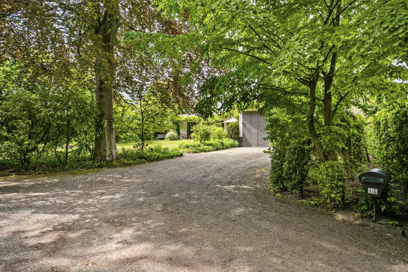 Low-rise villa, hidden in greenery, on a plot of 1,192 m² - photo 2
