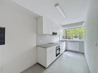 <p><span>Het appartement bevindt zich op de eerste verdieping van een gebouw zonder lift. Het appartement is net hernieuwd.</span><br /><span>Gelegen in een rustige woonwijk met groen zicht aan de voorzijde en in directe nabijheid van het park ‘Romeinse Put’, openbaar vervoer (bus 32), winkels, scholen, verbindingswegen, ...</span></p>
<p><strong>INDELING</strong><br /><span>We betreden het appartement via een ruime inkomhal (10m²), die is voorzien van een gastentoilet met handenwasser (1,5m²). Tevens vinden we hier 2 bergingen (1m² - 4m²) terug, waarvan 1 voorzien van een condensatieketel op gas en de andere met aansluiting voor wasmachine en droogkast.<br /></span><span>Aan de voorzijde van het gebouw bevindt zich de woonkamer (30m²) met een grote schuifraam welke voor veel natuurlijk licht zorgt. De keuken, op tegel, is voorzien van een inductievuur, dampkap, oven, 1,5 spoelbak en veel kastruimte.<br /><br /></span>Aan de achterzijde van het gebouw bevinden zich 2 slaapkamers (11m² - 11m²), tevens op laminaat.</p>
<p><span>De badkamer is voorzien van een ligbad/douche en een badkamermeubel met enkele lavabo, kolomkast en spiegel.</span><span><br /><br /><strong>BIJZONDERHEDEN<br /></strong><span>Appartement is net vernieuwd!</span><br /><span>PVC schrijnwerk met dubbele beglazing, condensatieketel.</span><br /><span>Vaste kosten: € 70/mnd: minuterie, voorschot water.</span><br /><span>3 maanden huurwaarborg - plaatsbeschrijving: €160 (excl. BTW) - Reeds beschikbaar</span></span></p>