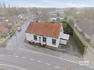 In het charmante Vlamertinge bevindt zich Café De Hazewind, een karaktervolle horecazaak met tal van mogelijkheden. Dit pand is gelegen op een uitzonderlijk ruim perceel, wat zorgt voor een aangename open omgeving en talrijke opportuniteiten voor uitbreiding of herinrichting.<br /><br />De eigendom beschikt over een grote parking met voldoende parkeerplaatsen, waardoor het café vlot toegankelijk is voor klanten. Dit maakt het uitermate geschikt voor het uitbaten van een bloeiende horecazaak, evenementenlocatie of een combinatie van beide.<br /><br />Binnenin biedt het café een authentieke ruimte met veel potentieel. Mits renovatie kan deze zaak worden omgevormd tot een hedendaagse horecagelegenheid met behoud van haar karaktervolle uitstraling. Daarnaast beschikt het pand over een ruim woongedeelte, wat de mogelijkheid biedt om wonen en werken perfect te combineren.<br /><br />Verder is er aanzienlijke opslagruimte aanwezig, ideaal voor horeca-uitbating of andere commerciële doeleinden. Het ruime perceel biedt bovendien extra mogelijkheden zoals het aanleggen van een terras, tuin, speelzone of zelfs uitbreidingsprojecten (onder voorbehoud van vergunning).<br /><br />Kortom, Café De Hazewind is een eigendom met enorm veel potentieel voor wie op zoek is naar een horecazaak met woonst op een toplocatie in Vlamertinge.