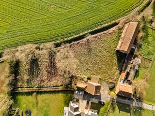 Prachtig gelegen af te breken woning op 2996m2 (te bereiken via charmante toegangsdreef), genietend van mooie verzichten, en alle rust, doch...