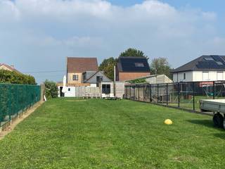Vrijstaande woning te koop in Herk-de-Stad – Schopstraat<br /><br />Instapklare gezinswoning met 4 slaapkamers, 2 badkamers en zuidgerichte tuin<br /><br />Op zoek naar een ruime, energiezuinige woning op een uitstekende locatie? Deze vrijstaande woning in de Schopstraat te Herk-de-Stad biedt comfort, ruimte en rust op een perceel van 919 m², met een bewoonbare oppervlakte van 242 m².<br /><br />Indeling & Troeven:<br /><br />4 volwaardige slaapkamers<br /><br />2 badkamers met 2 douches, een ligbad en 2 toiletten<br /><br />Dressingruimte<br /><br />Recente, volledig ingebouwde keuken met alle moderne toestellen:<br /><br />Afwasmachine<br /><br />Combi-oven<br /><br />2 elektrische ovens<br /><br />Grote koelkast<br /><br />Berging met extra opbergruimte<br /><br />Infraroodsauna voor de nodige ontspanning<br /><br />2 inpandige garages en een werkhuis met alle nutsvoorzieningen<br /><br />De woning is zeer goed geïsoleerd en beschikt over een gunstig EPC-label B (131 kWh/m²/jaar). De zonnepanelen op het dak zorgen voor een lagere energiefactuur. Verwarming gebeurt via aardgas.<br /><br />Dankzij de zuidgerichte tuin geniet de woning van veel natuurlijk licht, wat zorgt voor een warme en uitnodigende sfeer in elke ruimte.<br /><br />De ligging is bovendien uitstekend: rustig, maar met goede verkeersverbindingen naar nabijgelegen steden en voorzieningen.<br /><br />📍 Adres: Schopstraat, Herk-de-Stad<br />📐 Perceeloppervlakte: 919 m²<br />🏠 Bewoonbare oppervlakte: 242 m²<br />🔋 EPC-label: B (131 kWh/m²/jaar)<br /><br />Interesse?<br /><br />De woning wordt uit de hand verkocht (geen immokantoor).<br />Voor meer informatie of een bezoek, neem vrijblijvend contact op. 0476882320