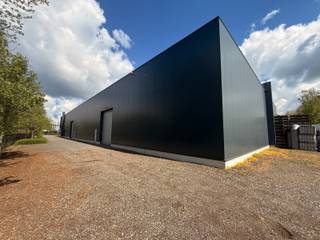 Opslagplaats van ca. 190m² met automatische sectionale poort, goede verbinding met E313.Indeling en omschrijving;Opslagplaats/werkplaats van ca...