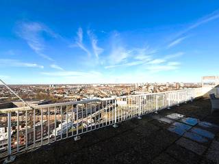 Welkom in dit lichtrijke dakappartement op de zeventiende verdieping, gelegen in een gegeerde voorstad van Antwerpen. U woont hier op...