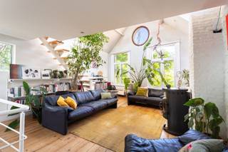 Gelegen in het historische Antwerpen wandelt u in enkele minuten naar de Groenplaats, de Grote Markt, de kathedraal... De omgeving ademt creativiteit dankzij de nabijheid van het ModeMuseum en tal van kunstgalerijen. Koffiebarretjes, verfijnde restaurants, authentieke wijnbars en hippe lunchzaken liggen letterlijk om de hoek. Ook het openbaar vervoer bevindt zich op wandelafstand.<br /><br />Achter de charmante gevel schuilt een voormalig koetshuis dat werd omgevormd tot een stadswoning met een speelse indeling over verschillende niveaus. Via de inkomhal op het gelijkvloers gaat u meteen naar de eerste verdieping, waar zich twee ruime slaapkamers bevinden die werden ingericht met verhoogde slaapgedeeltes. Op dit niveau bevindt zich eveneens de badkamer, uitgerust met een douche, wastafel en toilet.<br /><br />De tweede verdieping vormt het hart van de woning. Hier baadt de royale leefruimte in het daglicht dankzij de vele raampartijen en de open architectuur. Authentieke houten vloeren, zichtbare dakconstructies, rustieke muren en hoge plafonds creëren een warme, loftachtige sfeer waarin karakter en hedendaags wooncomfort elkaar perfect aanvullen. De ruime, volledig geïnstalleerde leefkeuken biedt alle comfort met plaats voor een eettafel. De mezzanine kijkt uit over de leefruimte en kan ingevuld worden als atelier, bureau- of hobbyruimte.<br /><br />Verplichte vermeldingen: EPC: 528 kWh/m² (geen renovatieplicht), P-score: A & G-score: A, Stedenbouw: Vg, Wche, Gvkr, GMO, Gvv