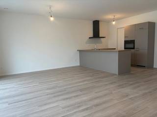 <p>Mooi appartement op de 1ste verdieping met een ruime leefruimte met open keuken en aansluitende berging, 2 slaapkamers die uitgeven op een ruim terras aan de voorzijde, badkamer met douche en dubbele lavabo en apart toilet mooie inkomhal met ingebouwde vestiairekast en glazen deur naar leefruimte. Het terras grenst aan de leefruimte en biedt u een mooi zicht op een groene gemeenschappelijke tuin. <br /><br />De verwarming wordt voorzien met een geothermische warmtepomp op zonnepanelen waardoor de stookkosten aanzienlijk lager liggen dan bij een gasketel. Het appartement voldoet aan de zuinigste energienormen om met deze dure energieprijzen te genieten van een betaalbaar wooncomfort.<br /><br />Het project "Rubenspark" is gelegen op de Mechelsesteenweg te Blaasveld, kort bij het centrum en op wandelafstand van een kleuter- en lagere school, en van verschillende winkelketens zoals Delhaize en Okay. Er is een vlotte bereikbaarheid via de A12 en de E19. <br />Aan de zijde van de Mechelsesteenweg komt een mooi, hedendaags gebouw met 19 appartementen over 4 verdiepingen. Met een ruime keuze tussen 1,2 en 3 slaapkamer-appartementen. Alle terrassen kijken uit op het groene en rustige binnen gebied aan de achterzijde.<br />Achter de appartementen in de groene binnentuin creëren we 12 wooneenheden genoemd stapelwoningen.<br />De gelijkvloerse 2 slaapkamer woningen zijn voorzien van een privatieve tuin en terras en de appartementen zijn allemaal voorzien van een ruim terras. Het project beschikt over een ondergrondse keldergarage en mooie gemeenschappelijke tuinen.<br />In dit groene kader, zal dit project vooral de focus leggen op hedendaagse architectuur en uitgedachte buitenaanleg om een bijzondere woongelegenheid te creëren.<br /><br /></p>