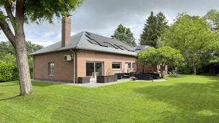 Ruime villa gelegen op een achterliggend perceel van 24 are met private oprijlaan en omheinde tuin met automatische tuinpoort. Zuid georiënteerd.<br />Zeer gunstig gelegen op 3 minuten van E19 met verbindingen naar Brussel - Antwerpen - Mechelen en tegenover recreatie-natuur-wandelgebied Hofstade.<br />Omvat: inkomhal, living met inbouwhaard, ingerichte keuken met eethoek, ruime wasplaats-berging, dubbele garage, wc, bad-douchekamer, 3 slaapkamers + verdieping 147m² met mogelijkheid tot inrichten meerdere slaapkamers en reeds voorzien van 9 nieuwe veluxen met hoogrendement dubbel glas en dakisolatie.<br />Bouwjaar 1980 - goede staat. <br />EPC 167 kwh/m² - energielabel B - UC3878596RES1. Ki 1.650 euro.<br />CV met mazout hoogrendement condenserende verwarmingsketel.<br />De woning is voorzien van 51m² zonnepanelen met een vermogen van 6.600 Wp.<br />Totale vloeroppervlakte: 400m² - waarvan 253m² op gelijkvloers en circa 147m² op verdieping.<br />Stedenbouwkundige info: woongebied - vergunning uitgereikt - verkavelingsvergunning - geen voorkooprecht ruimtelijke ordening - geen rechterlijke herstelmaatregel of bestuurlijke maatregel opgelegd - geen maatregelen in het Vlaams Handhavingsplatform.<br />Geen risicozone voor overstromingen - gebouwscore huis A en tuinberging D - perceelscore tuin A en achterkant tuin D.