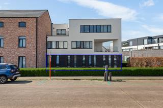 Vlakbij het centrum van Schoten, gelegen aan het prachtige water van de geliefde Vaart ligt dit gelijkvloers appartement te wachten op zijn...