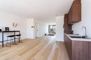 Bienvenue dans ce studio moderne et prêt à emménager, situé dans le quartier prisé de Mariaburg à Ekeren. Avec une surface habitable d'environ 67 m², ce logement offre un espace de vie lumineux avec cuisine ouverte ainsi qu’un coin nuit intégré, idéal pour un mode de vie confortable et fonctionnel.<br /><br />La terrasse agréable constitue un véritable atout et représente l’endroit parfait pour profiter du calme en plein air. De plus, le studio dispose d’une place de parking privative, pouvant être acquise en option pour 27 500 €.<br /><br />L’emplacement avantageux allie un cadre de vie paisible à une excellente accessibilité. Commerces, transports en commun et espaces verts se trouvent à courte distance, vous permettant de bénéficier au quotidien de tout le confort et des services à proximité.<br /><br />L’achat se fait sous le régime de la TVA à 21%.<br /><br />Intéressé(e) ? Contactez LISTED pour une visite sur place au +32 3 283 51 51.