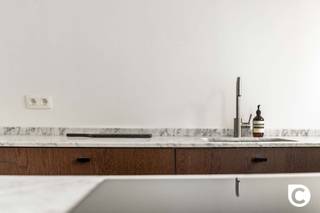 <p><span>Exclusief wonen op de bovenste verdieping: Prachtig gerenoveerd dakappartement met zuidgericht terras</span></p><p><span>Bent u op zoek naar de ultieme combinatie van licht, luxe en een centrale locatie? Dit onlangs totaal gerenoveerde dakappartement (2026) biedt u een unieke woonbeleving op een absolute toplocatie in Wilrijk, nabij de gegeerde Pulhofwijk. Met een royale oppervlakte van ca. 111 m², een hoogwaardige afwerking op parket en een uitstekende Mobiscore van 9/10, geniet u hier van alle comfort van een nieuwbouw in een residentiële omgeving.</span></p><p><span> </span></p><p><span>Stijlvolle inkom &amp; praktische berging</span></p><p><span>U komt het appartement binnen via een verzorgde inkomhal met een apart gastentoilet. Direct aansluitend vindt u een uiterst praktische berging, voorzien van een ruime ingemaakte kast en de nodige aansluitingen voor uw wasmachine en droogkast. Zo blijft uw woonruimte altijd strak en opgeruimd.</span></p><p><span> </span></p><p><span>Lichtrijke leefruimte &amp; designkeuken</span></p><p><span>Het hart van dit dakappartement is zonder twijfel de riante leefruimte met open keuken van ca. 40m². De prachtige parketvloer en de grote raampartijen zorgen voor een warme, uitnodigende sfeer met een overvloed aan natuurlijk licht. De open keuken is een droom voor elke kookliefhebber: voorzien van een stijlvol kookeiland met ontbijthoek en uitgerust met kwalitatieve toestellen, waaronder een inductiekookplaat met ingebouwde afzuiging en een ruime oven. Een perfecte plek om gasten te ontvangen of in alle rust te genieten.</span></p><p><span> </span></p><p><span>Slaapkamers, bureel &amp; badkamer</span></p><p><span>De nachthal, eveneens voorzien van een handige ingemaakte kast, leidt naar de verschillende kamers. De masterbedroom van ca. 18 m² en de tweede slaapkamer van ca. 10 m² zijn beide smaakvol afgewerkt op parket en bieden direct toegang tot het zonnige terras. Een bijzondere troef is de derde polyvalente ruimte van ca. 12 m². Dankzij de natuurlijke lichtinval via de lichtkoepel is dit de ideale plek voor een riante dressing of een rustig thuiskantoor. De moderne badkamer sluit hier naadloos op aan met een ruime inloop-regendouche en een elegant wastafelmeubel.</span></p><p><span> </span></p><p><span>Zonnig terras &amp; parkeren</span></p><p><span>Heerlijk ontspannen kan op het zuidgerichte terras, waar u de hele dag van de zon geniet. Het terras beschikt bovendien over een handige extra opbergkast. Bij het appartement is een private kelderberging inbegrepen. Voor optimaal comfort heeft u bovendien de mogelijkheid om een ondergrondse autostaanplaats aan te kopen voor 23.000 euro, waardoor parkeerstress definitief tot het verleden behoort.</span></p><p><span> </span></p><p><span>Troeven:</span></p><p><span>- Totaalrenovatie (2026): Kwalitatieve afwerking en modern comfort.</span></p><p><span>- Toplocatie: Gelegen nabij de Pulhofwijk met een Mobiscore van 9,0.</span></p><p><span>- Licht &amp; Ruimte: Royale kamers en een prachtige lichtinval doorheen het hele pand.</span></p><p><span>- Extra troef: Polyvalente derde kamer (dressing of bureel) met lichtkoepel.</span></p><p><span>- Zuidgericht terras: Optimaal genieten van de zon aan de rustige achterzijde.</span></p><p><span> </span></p><p><span>Kortom: een instapklaar en luxueus dakappartement dat ruimte en rust combineert met een centrale ligging. Maak vandaag nog een afspraak voor een bezoek en laat u verrassen!</span></p>