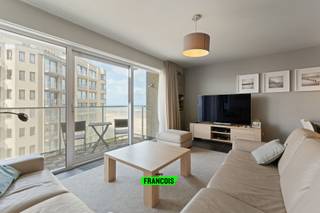 Welkom in residentie Virgo, waar je op de 4de verdieping dit prachtig ingericht 2-slaapkamerappartement ontdekt – volledig instapklaar én met zijdelings zicht op zee!<br /><br />Van zodra je binnenstapt, voel je de frisse vibes; een ruime, lichtrijke woonkamer met grote raampartijen, een open keuken met alle toestellen, en niet één, maar twee zonnige terrassen – perfect om te relaxen na een strandwandeling of met een goed glas in de hand. <br /><br />De twee slaapkamers bevinden zich aan de rustige achterzijde, waarvan één met eigen terras. De moderne badkamer is voorzien van een douche, en er is een apart toilet én een handige berging. Alles is piekfijn in orde, net als het gebouw zelf!<br /><br />-Energiezuinig met een top EPC van slechts 79 kWh/m² (label A!) <br /><br />-Wordt volledig gemeubeld verkocht – gewoon koffers pakken & intrekken! <br /><br />-Tramhalte om de hoek, het strand op een paar meter... wat wil je nog meer?<br /><br />Of je nu zoekt naar een vaste stek, vakantieverblijf of slimme investering aan zee: dit pareltje in Raversijde heeft het allemaal.<br /><br />First come, first served! Boek snel je bezoek – dit is er eentje om niet te missen! <br /><br />