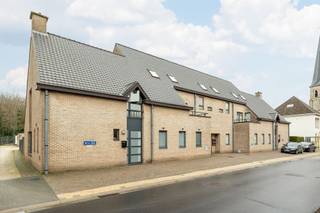 In de Dorpstraat, pal in het centrum van Elversele staat dit leuke appartement te koop. Centraal gelegen met talloze winkels, voorzieningen voor...