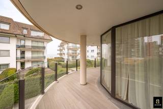 Appartement de trois chambres idéalement situé et rénové avec goût dans le quartier du Zoute, offrant une vue sur la mer et se trouvant à quelques pas de la digue, de la plage et des boutiques de luxe (notamment Chanel, Obumex, etc.).<br /><br />Hall d'entrée avec vestiaire et toilettes invités. Salon et salle à manger lumineux avec accès direct à la terrasse offrant une vue sur la mer. Cuisine ouverte aux finitions haut de gamme, tout confort, avec un coin petit-déjeuner convivial. Chambre principale avec placards intégrés et salle de douche attenante (lavabo, toilettes et douche à l'italienne). Deuxième chambre à part entière avec placards sur mesure et salle de douche privative. Troisième chambre.<br /><br />Cave privative et local à vélos au rez-de-chaussée. Possibilité d'acheter un garage facilement accessible pouvant accueillir deux voitures spacieuses.