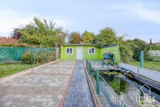 Op zoek naar een <strong>ruime gezinswoning met tal van mogelijkheden</strong> op een <strong>centrale locatie</strong>? Op wandelafstand van het station van Denderleeuw en vlak bij winkels, scholen en andere voorzieningen vindt u deze woning met een <strong>bewoonbare oppervlakte van circa 200m²</strong>. Het gelijkvloers is ingedeeld in twee aparte ruimtes, waaronder een <strong>aangename leefruimte</strong> met aansluitend een <strong>ruime keuken</strong>. Verder bevindt er zich op het gelijkvloers een <strong>volledig uitgeruste badkamer</strong> en de toegang tot de <strong>kelder</strong>. Een praktische troef is de <strong>zijuitweg</strong>, waardoor u fietsen en gft-afval eenvoudig kunt verplaatsen zonder door de woning te moeten.<br /><br />Achteraan beschikt de woning over een <strong>bijkomende berging</strong> en toegang tot de <strong>gezellige zuidgerichte tuin met visvijver</strong>, een fijne plek om in alle rust te ontspannen. Op de eerste verdieping is er ruimte om <strong>drie ruime slaapkamers</strong> te voorzien. Via de vaste trap bereikt u de zolderverdieping, waar momenteel een <strong>vierde slaapkamer</strong> is ingericht. De getoonde renders dienen uitsluitend ter illustratie en geven een beeld van het mogelijke potentieel van de woning. <br /><br /><strong>Een solide woning met veel ruimte en potentieel voor wie graag zijn eigen thuis creëert</strong>! Dit pand is onderhevig aan de renovatieverplichting die door de Vlaamse overheid wordt opgelegd voor residentiële gebouwen. Meer informatie: www.energiesparen.be. Voor meer informatie en/of een bezichtiging: 054 23 53 83 of info@localsvastgoed.be