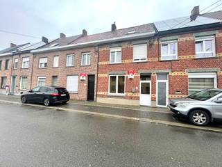 Gezellige woning te koop nabij centrum Roeselare.Indelinggelijkvloers: inkomhal, grote leefruimte met open keuken, badkamer, tuin en kelder1ste: 2...