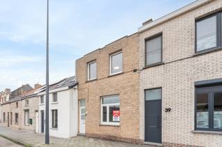 Te koop: instapklaar gesloten huis in de Vredestraat, Oostende, in een rustige residentiële buurt nabij scholen en openbaar vervoer. Dit charmante...