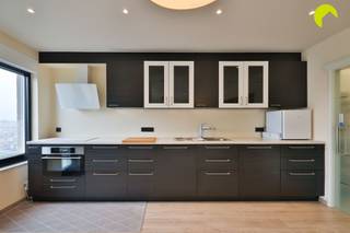 <p><span>Gelegen nabij de prestigieuze wijk rond park Den Brandt vinden we dit zeer degelijke en energiezuinige appartement met 2 slaapkamers en breed terras terug.</span></p><p><span>Vanuit deze straat zijn winkels, scholen, ziekenhuizen en openbaar vervoer binnen direct bereik. Voor de sporters en/of wandelaars zijn er vlakbij 3 parken waar ze zich naar hartenlust kunnen uitleven, tevens goede verbinding naar E19 en A12, en de Antwerpse Ring.</span></p><p><span> </span></p><p><span>Indeling</span></p><p><span>Via de zeer verzorgde gemeenschappelijke inkomhal komen we binnen in het gebouw en nemen we de lift of trap tot bij de vijfde verdieping.</span></p><p><span>Het appartement werd in 2017 zeer kwalitatief gerenoveerd. De mooie laminaatvloer loopt naar de meeste ruimtes door.</span></p><p><span> </span></p><p><span>We betreden het appartement in de inkomhal met enkele handige ingemaakte kasten en een apart toilet met handenwasser.</span></p><p><span> </span></p><p><span>Achteraan het gebouw is er de lichtrijke leefruimte met grote ramen dat aansluit aan de open keuken. Langs hier is er tevens ook toegang tot het zuidgericht terras.</span></p><p><span>De open keuken is voorzien van alle nodige toestellen: een combi-oven, inductie kookplaat, dampkap, koelkast en vaatwasser.</span></p><p><span>Naast de keuken vinden we nog een handige wasruimte met voldoende opbergplaats, een extra wasbak en uiteraard de aansluiting voor de wasmachine en droogkast.</span></p><p><span> </span></p><p><span>In het midden van het appartement bevindt zich nog de lichtrijke badkamer, deze is voorzien van een wastafel, douchecabine, toilet en een actief ventilatiesysteem.</span></p><p><span> </span></p><p><span>Er is één ruime slaapkamer, de mogelijkheid is er om zeer eenvoudig een tweede slaapkamer te creëren.</span></p><p><span> </span></p><p><span>Bij het appartement hoort nog een handige kelderberging en een privatieve autostaanplaats.<br />Een gemeenschappelijke fietsenstalplaats is ook voorzien.</span></p><p><span> </span></p><p><span>Er is een onderhoudsman dat ervoor zorgt dat alle vuilniszakken tijdig voor u buiten worden geplaatst, het vuilnis zelf mag in de vuilniskelder geplaatst worden om geurhinder te vermijden in het appartement.</span></p><p><span> </span></p><p><span>Nuttige informatie</span></p><ul><li><span>EPC: 143 kWh/m²</span></li><li><span>Asbestveilig </span></li><li><span>Elektrische keuring is conform</span></li><li><span>Dak is reeds conform geïsoleerd</span></li><li><span>Vliegenramen aanwezig</span></li><li><span>Ketels werden 2022 vernieuwd</span></li><li><span>Zonnescreen aan terras</span></li></ul><p><span> </span></p><p><span>Voor meer info of een bezoek ter plaatse bel 03/449.42.41 of surf naar <span>www.habicom.be</span></span><span> </span></p><p><span>Benieuwd naar de waarde van jouw woning? Check het gratis op <span>www.watismijnhuiswaard.be</span></span></p><p><span> </span></p><p><span> </span></p>