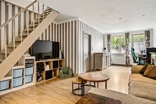 In een <strong>enkelrichtingsstraat </strong>in het rustige Terhagen vinden we deze charmante woning. Hoewel deze woning zeer rustig gelegen is, beschikt u over een <strong>vlotte bereikbaarheid</strong> naar de autosnelwegen E19 & A12 Antwerpen-Brussel. Bij thuiskomst hoeft u ook niet te zoeken naar parkeerruimte, aangezien deze straat voorzien van <strong>ruime parkeermogelijkheden</strong>. Voorts bevinden er zich enkele lokale winkels op wandelafstand, net zoals een basisschool en het openbaar vervoer. Maar ook de grootwarenhuizen liggen slechts op 5 min rijden van de woning. Wandelaars en fietsen hebben tenslotte ook veel mogelijkheden met het bos van Terhagen en en jaagpad langsheen de Rupel als mogelijke uitvalsbasis.<br /><br />De woning werd in 2011 volledig <strong>gerenoveerd </strong>en recent werd ook de tweede verdieping helemaal onder handen genomen. Deze woning is volledig instapklaar en beschikt over volgende indeling:<br /><strong>Gelijkvloers</strong>: inkomhal, woonkamer, keuken met lichtkoepel, toilet, technische ruimte met CV-installatie, deels overdekt terras met servitudeweg en ruime tuinberging;<br /><strong>Eerste verdieping</strong>: hal, 2 slaapkamers en badkamer;<br /><strong>Tweede verdieping</strong>: 3e slaapkamer welke nog dient afgewerkt te worden (vloer);<br /><br />Voorts beschikt deze woning over volgende troeven: <strong>EPC-label C, conforme elektrische installatie en asbestveilig</strong>. <br /><br />Kortom een instapklare woning op een zeer interessante locatie.<br /><br />Maak nu uw afspraak via info@leximmo.be of 03/459.99.99.<br />