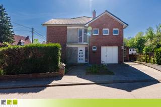 VOLLEDIG GERENOVEERDE KARAKTERVOLLE WONING MET 4 SLAAPKAMERS, CV AARDGAS 2021, NIEUWE KEUKEN, NIEUWE BADKAMER EN VOLLEDIG NIEUW DAK MET ZONNEPANELEN EN BATTERIJ, CENTRAAL GELEGEN NABIJ HET CENTRUM EN STATION OP 5A