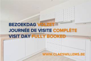 BEZOEKDAG VOLZET
Deze charmante woning met een bewoonbare oppervlakte van 149 m² combineert ruimte, comfort en een praktische indeling. Ideaal voor gezinnen of koppels.
Op het gelijkvloers vindt u een lichtrijke leefruimte met eetplaats en een gerenoveerde keuken. Vanuit de keuken heeft u via een deur rechtstreeks toegang tot het terras en de tuin. De leefruimte beschikt over grote ramen die uitkijken op de tuin en het terras. Dankzij deze grote ramen geniet de woning van een overvloed aan natuurlijk licht, wat zorgt voor een aangename en open sfeer.
Op de verdieping bevinden zich twee slaapkamers en een aparte bureauruimte, ideaal als thuiswerkplek, hobbykamer of studeerruimte. Daarnaast beschikt de woning over een geïsoleerde zolder, die niet is ingericht als slaapkamer maar perfect dienstdoet als extra stockageruimte.
Verder geniet u van twee praktische kelders, een garage en een private parkeerplaats op de oprit, wat zorgt voor extra comfort en voldoende opberg- en parkeermogelijkheden.
Met een EPC-score van 272 kWh/m²/jaar (energielabel C) biedt deze woning bovendien een degelijke energieprestatie.
De woning is bovendien uitstekend gelegen. Scholen, supermarkten, openbaar vervoer en andere dagelijkse voorzieningen bevinden zich op korte afstand.
Kortom, een instapklare woning die ruimte, comfort en een aangename buitenomgeving combineert op een centrale ligging in Halle.