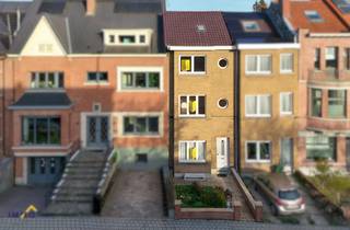 Deze ruime woning biedt tal van mogelijkheden voor wie op zoek is naar een woning die nog volledig naar eigen smaak gerenoveerd kan worden.Op het...