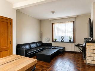 omvattende een inkom-/traphal, mooie living, ingerichte keuken en badkamer, 2 slaapkamers, kelder, zolder, garage, terras en zuid-gerichte tuin