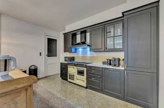 Voor meer info of een bezoek: 053 59 49 32 - Ontdek deze uitzonderlijk en authentiek gerenoveerde parel in het hart van Aalst, gelegen in de...