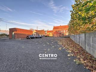 Opbrengsteigendom met GESPREID RISICO (9 kamers) met potentieel 6% RENDEMENT!<br /><br /><strong><u>Opmerkingen:</u><br />- Conformiteitsattesten aanwezig!</strong><br />- 9 kamers!<br />- 2 gemeenschappelijke keukens.<br />- 2 gemeenschappelijke badkamers.<br />- Brandcentrale aanwezig.<br />- Volledig geïsoleerd dak met dampscherm.<br />- Elektriciteit GOEDgekeurd!<br />- CV op aardgas.<br />- Overal DUBBELE beglazing (PVC).<br />- Ruim verhard parkeerterrein achteraan.<br />- Grondoppervlakte: 932m2.<br />- Onmiddellijk instapklaar!<br />- Op wandelafstand van het openbaar vervoer.<br /><br />VLOT verhuurbaar opbrengsteigendom met MOOI RENDEMENT met gespreid risico! Aarzel zeker niet om ons te contacteren voor verdere info en/of een bezoek ter plaatse: 051/817.817 - info@centro.be.