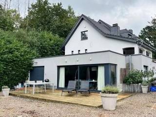 Aan de rand van het Warfaazmeer, in het hart van een typisch dorp in de regio Spa, heeft dit karaktervolle eigendom een oppervlakte van ± 187 m² volgens het PEB. Gelegen op een perceel van 61,52 are dat zich uitstrekt van de weg tot aan het meer, bestaat het uit een ruim hoofdhuis, aangevuld met een appartement en een aparte studio. Het geheel biedt een configuratie die geschikt is voor een residentieel project in combinatie met verhuur of de uitoefening van een vrij beroep.<br />Het hoofdhuis biedt comfortabele volumes en een functionele indeling, ideaal voor een hoofd- of tweede verblijf. Het appartement en de studio hebben aparte toegangen, waardoor er een duidelijke scheiding van de ruimtes en behoud van privacy is. De studio kan ook geschikt zijn voor de vestiging van een zelfstandige professional - tandarts, advocaat, kinesitherapeut of andere adviesactiviteiten - dankzij zijn autonomie en zichtbaarheid. Het geheel maakt direct gebruik als toeristische accommodatie of gemengd gebruik mogelijk, met behoud van een kwalitatieve leefomgeving aan het water.<br />De uitzonderlijke ligging aan de oever van het meer, de rustige en authentieke natuurlijke omgeving, het ruime perceel met directe toegang tot het water en het bestaande exploitatiepotentieel zijn de belangrijkste troeven van deze eigendom.<br />Technisch gezien zijn de ramen voorzien van dubbele beglazing. De water- en elektriciteitsinstallaties voldoen aan de geldende normen. Het warme water wordt geproduceerd door een boiler. Het eigendom is niet aangesloten op de riolering en functioneert met behulp van een individuele zuiveringsinstallatie.