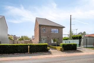 <p><span>Ontdek deze ruime halfopen woning met aanpalende bouwgrond, gelegen in de Machelenstraat 68 te Petegem-aan-de-Leie.</span></p><p><span>Met een bruto bewoonbare oppervlakte van 151 m² en een mooi perceel van maar liefst 735 m² biedt deze woning volop ruimte, zowel binnen als buiten. Dankzij de ruime tuin, oprit en afzonderlijke garage is dit een ideale woning voor wie op zoek is naar een pand met potentieel. Naast de woning ligt een perceel bouwgrond van 235 m² dat gebruikt kan worden als tuin of toekomstig potentieel.</span></p><p><span>Sinds 2016 werden reeds verschillende verbeteringswerken uitgevoerd. Zo werd het dak geïsoleerd en werden de dakpannen vernieuwd. Daarnaast werd de woning voorzien van hoogrendementsbeglazing in PVC, een nieuwe voordeur en een sectionale poort in de garage.</span></p><p><span>INDELING:</span></p><p><span>Gelijkvloers: Inkomhal - leefruimte - keuken - berging - veranda - toilet - wasplaats/technische ruimte<br />Eerste verdieping: 3 ruime slaapkamers - badkamer met douche en lavabo<br />Tweede verdieping: Onafgewerkte zolderverdieping, momenteel toegankelijk via een zolderluik. Mits de nodige afwerking kan deze ruimte bijvoorbeeld ingericht worden als extra slaapkamer, hobbyruimte of bureauruimte.</span></p><h3><span>TROEVEN:</span></h3><ul><li><span>Ruim perceel van 735 m²</span></li><li><span>Halfopen bebouwing met veel mogelijkheden</span></li><li><span>Ruime Zuidgerichte tuin (zowel naast als achter de woning) met afzonderlijke garage en sectionaalpoort</span></li><li><span>3 ruime slaapkamers en zolderverdieping met uitbreidingsmogelijkheden</span></li><li><span>Hoogrendementsbeglazing - geïsoleerd dak - centrale verwarming op gas via condenserende gasketel</span></li></ul><ul><li><span>Asbestveilig met 1 asbestmateriaal dat zorgvuldig beheerd dient te worden (elektriciteitskast)</span></li></ul><ul><li><span>Interessant renovatie- en afwerkingspotentieel</span></li></ul><h3><span>INFO:</span></h3><ul><li><span>EPC: 410 kWh/m²/jaar label E</span></li><li><span>Stedenbouwkundige informatie: Vg | Wg | Gmo | Gvkr | Gvv</span></li><li><span>Watertoets: perceelscore C | gebouwscore A</span></li><li><span>De vermelde bewoonbare oppervlakte betreft de bruto oppervlakte zoals vermeld in het EPC-attest.</span></li><li><span>Deze woning is onderhevig aan de renovatieverplichting opgelegd door de Vlaamse Overheid. Voor meer informatie verwijzen wij naar de website van het Vlaams Energie- en Klimaatagentschap.</span></li></ul><p><span> </span></p><p><span>Meer informatie of een bezoek?<br />Contacteer Ellen via 0474 86 04 52 of <span>ellen@heritagevastgoed.be</span></span></p><p><span> </span></p><p><span> </span></p>