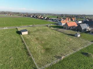 Bent u op zoek naar een pand met verbouw-/herbouwpotentieel én mogelijkheid om uw dieren bij huis te plaatsen? Mis deze kans niet!<br /><br />Voor de bouw van een alleenstaande woning met aanpalende stalling werd een verkavelingswijziging verkregen.<br />Herbouwen kan aan het voordeeltarief van 6% BTW indien u aan de voorwaarden voldoet.<br /><br />De woning is ingedeeld in:<br />-Gelijkvloers: inkomhal, leefruimte, keuken met ontbijthoek, polyvalente ruimte/berging, badkamer met douche, toilet en lavabo, nachthal, 3 grote slaapkamers.<br />-Zolder: bijzonder grote bergzolder met mogelijkheid tot verschillende extra slaapkamers.<br /><br />Wat de weide betreft: de voorbije jaren werd reeds een nieuw schuilhok voor dieren geplaatst en werd de weide afgezet met kwalitatieve materialen (acaciapalen, speciaal Tornado paardengaas en elektrische afsluiting is van Gallagher. <br /><br />Vanuit deze locatie is er een vlotte verbinding met lokale winkels te Moerkerke en alle infrastructuur te Brugge, Knokke, Maldegem.. .<br /><br />Van deze te renoveren of herbouwen woning op 4049m² uw nieuwe thuis maken?<br /><br />Contacteer Bonne Vastgoed 7 dagen op 7 voor meer info via 0468/10 40 40 of info@bonnevastgoed.be .