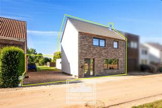<p>"ABSOLUTE TOPPER" - Afspraak ENIGE BEZOEKDAG ENKEL telefonisch via Randy Remue op 0479/ 99. 99. 90, meer info en foto's via Facebook "Remue Randy" - LIKE de pagina en blijf op de hoogte van alle nieuwe woningen. De stukken van de woning zijn te consulteren op www.immo-zone.be. Deze sublieme instapklare woning met 3 slaapkamers en diepe tuin vinden we terug te Groenestraat 61, Sint-Lievens-Houtem. Indeling: Op het gelijkvloers kom je binnen via de inkomhal, die toegang geeft tot de lichtrijke leefruimte met zithoek en eetplaats. De grote raampartijen zorgen voor een mooie lichtinval en bieden een aangenaam zicht op de omgeving. De moderne keuken is praktisch ingericht en beschikt over een kookeiland met barfunctie, ideaal om tijdens het koken gezellig samen te zijn. Verder bevindt zich op het gelijkvloers de eerste badkamer, uitgerust met een ligbad, een inloopdouche en wastafel. Ook treffen we hier de eerste slaapkamer. Op het 1e verdiep treffen we nog 2 volwaardige slaapkamers en de tweede badkamer. De woning beschikt over een volledig omheinde tuin met terras. Deze sublieme woning in Sint-Lievens-Houtem is een ABSOLUTE TOPPER voor starters, gezinnen en investeerders. Gelegen dichtbij de dorpskern met winkels, openbaar vervoer, scholen en op 5 km van de autosnelweg. P-score: A / G-score: A. <br />VOOR ZEER SNELLE BESLISSERS!!<br />IMMO ZONE RHODELAND - RANDY REMUE - 0479/ 99. 99. 90 </p>