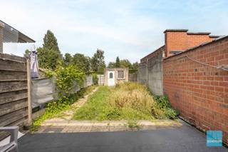 Te koop te Zele!<br />Mooi onderhouden gesloten bebouwing in het centrum.<br />deze woning biedt op het gelijkvloers een inkomhal, leefruimte, volledig geïnstalleerde keuken, berging/wasruimte en badkamer met ligbad.<br />Op de eerste verdieping kan u 2 mooie slaapkamers en een 2de badkamer met douche terugvinden.<br />De zolderruimte is omgebouwd naar een 3de slaapkamer.<br />Buiten kan u genieten van een mooie tuin met tuinhuis. <br />achteraan is een doorgang die leidt naar de straat zodanig dat u niet met de vuilnisbakken/fietsen door de woning moet. <br />Graag een bezoek? Vraag dan nu uw afspraak : 052 52 80 30 - info@goemanvastgoed.be