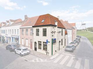 Op een toplocatie, vlakbij de historische Kruispoort, vindt u deze volledig gerenoveerde stadswoning die authenticiteit en modern wooncomfort perfect combineert.<br />Alle voorzieningen zoals winkels, scholen, openbaar vervoer en gezellige restaurants liggen binnen handbereik. Ook de stadsring en de verbindingswegen zijn vlot bereikbaar, wat deze woning perfect maakt voor wie het beste van de stad wil combineren met een goede bereikbaarheid.<br /><br />Indeling van de woning<br />op het gelijkvloers: <br />- lichtrijke leefruimte<br />- ingerichte keuken <br /><br />op de eerste verdieping: <br />- ruime slaapkamer<br />- badkamer met douche en bad<br /><br />ruime zolder<br /><br />Troeven van deze woning:<br />- mogelijkheid tot 2 extra slaapkamers en badkamer op de zolderverdieping<br />- prachtige ligging aan de kruispoort<br />- onmiddellijk beschikbaar!<br /><br />De vermelde prijs is een richtprijs, elk bod boven of onder deze prijs wordt voorgelegd aan de eigenaar die er al dan niet kan op ingaan. <br /><br />Mis dit pareltje niet en vraag uw bezoek aan via 0475 26 18 01 of luc.devroe@acasa.immo