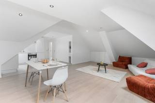 <p><span>Dit appartement op de tweede verdieping van deze kleinschalige residentie werd volledig gerenoveerd en is instapklaar.</span></p><p><span> </span></p><p><span>Via de gemeenschappelijke inkomhal, betreden we het appartement en komen we in de hall terecht. Er zijn 2 slaapkamers aanwezig en een badkamer uitgerust met douche, wastafel, toilet en aansluiting voor wasmachine. </span></p><p><span>De ruime leefruimte met open keuken geniet veel lichtinval. De nieuwe keuken is voorzien van alle hedendaagse toestellen en comfort. De condensatieketel (gas) werd ook vernieuwd. De nutsvoorzieningen (EGW) verlopen allen individueel. Het appartement werd ook asbestveilig bevonden en beschikt over energielabel B. Dit kleinschalig gebouw bevat 3 appartementen, er is geen syndicus of lift aanwezig in het gebouw, waardoor de gemeenschappelijke lasten beperkt zijn. Door zijn ligging, geniet dit pand een goede bereikbaarheid met de wagen of het openbaar vervoer. Het appartement is beschikbaar bij akte. Het aandeel kosten basisakte en landmeter valt ten laste van de koper. </span></p><p><span> </span></p><p><span>Op zoek naar een eerste aankoop of investering met een stabiel en aantrekkelijk rendement? Maak snel een afspraak met makelaar Michel via 09/225.00.78</span></p><p><span> </span></p><p><span>Renovatieplicht: nee</span></p><p><span>Asbestveilig: ja </span></p>