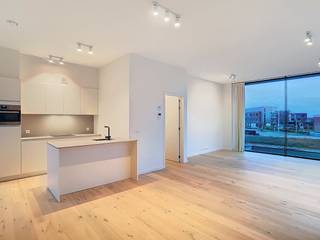 Dit prachtig afgewerkte appartement bevindt zich op de eerste verdieping van een kleinschalige residentie in de Ieperstraat, op een boogscheut van het centrum van Poperinge en op wandelafstand van diverse winkels. Dankzij de grote raampartijen geniet u hier van veel natuurlijke lichtinval en open zichten op de omgeving.De moderne, kwalitatieve materialen en energiezuinige technieken.INDELING:*Verdiep +1: - Inkomhal - Lichtrijke leefruimte- Volledig ingerichte open keuken met ingebouwde kasten, combi-oven, vaatwasser, koelkast en keramische kookplaat - Zuidgericht terras - Berging - Badkamer met inloopdouche - 2 ruime slaapkamers *Extra: - Autostaanplaats - Fietsenberging => Energiezuinig => Instapklaar en moderne afwerking => Centrale ligging