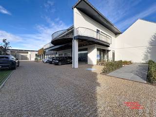 Ontdek dit prachtige duplexappartement met een doordachte indeling en hoogwaardige afwerking. Het appartement beschikt over drie slaapkamers,...