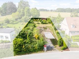 <p>In het groene en landelijke Brakel bieden wij u deze aantrekkelijke bouwgrond aan, ideaal voor het realiseren van uw droomwoning.</p>
<p>Het perceel is geschikt voor een open bebouwing en geniet van een rustige ligging met een vlotte verbinding naar het centrum van Brakel en omliggende gemeenten. Dankzij de gunstige oriëntatie en de aangename omgeving vormt deze grond de perfecte basis voor een lichtrijke en comfortabele woning.</p>
<p>De bouwvoorschriften laten u toe een hedendaagse woning te realiseren, volledig naar eigen smaak en noden. Winkels, scholen en openbaar vervoer bevinden zich in de nabije omgeving, wat bijdraagt aan een uitstekende combinatie van rust en bereikbaarheid.</p>
<p> </p>
<p><strong>Troeven:</strong></p>
<ul><li>Geschikt voor open bebouwing</li><li>Rustige, groene ligging</li><li>Goede bereikbaarheid</li><li>Vrije keuze van bouwstijl (conform voorschriften)</li></ul>
<p>Interesse in deze opportuniteit? Neem gerust contact op voor meer informatie!</p>