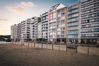 Kleinschalige nieuwbouwresidentie op een toplocatie op de Zeedijk van Knokke-Heist.Dit  uniek mezzanine appartement met 3 slaapkamers is gelegen op...
